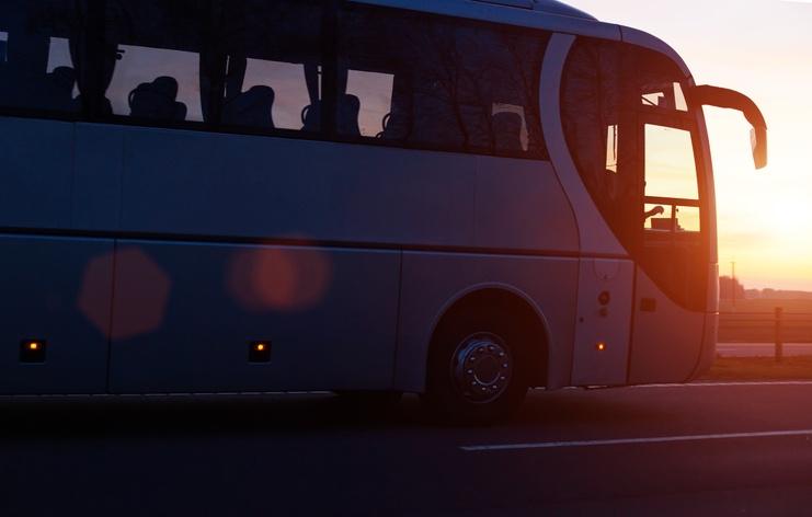 autobus na tle zachodu słońca