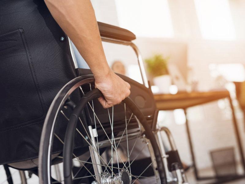 osoba na wózku inwalidzkim