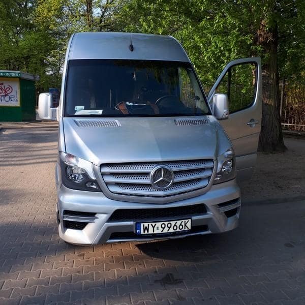 srebrny-bus-mercedes-2